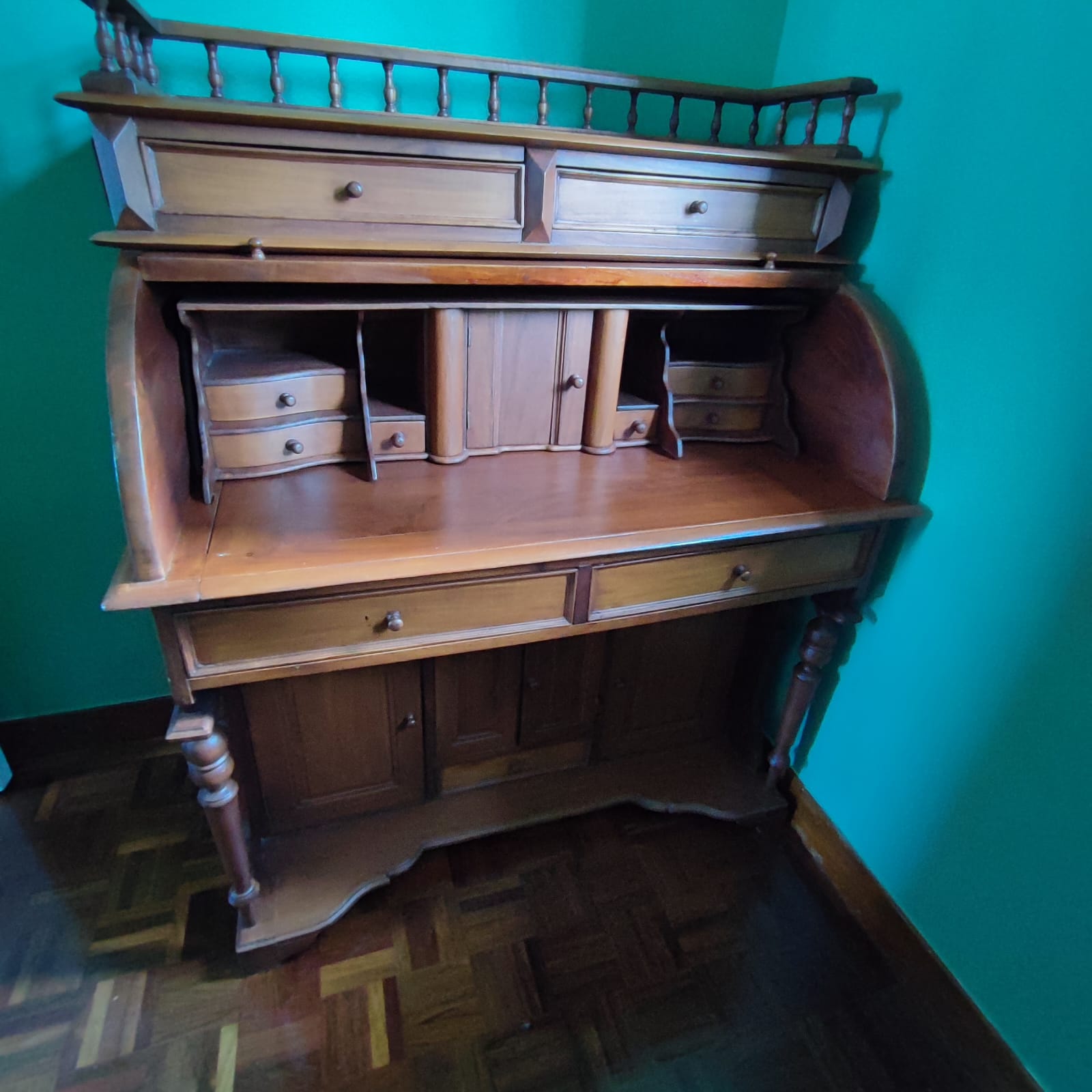 Seymour Road (半山西摩道)