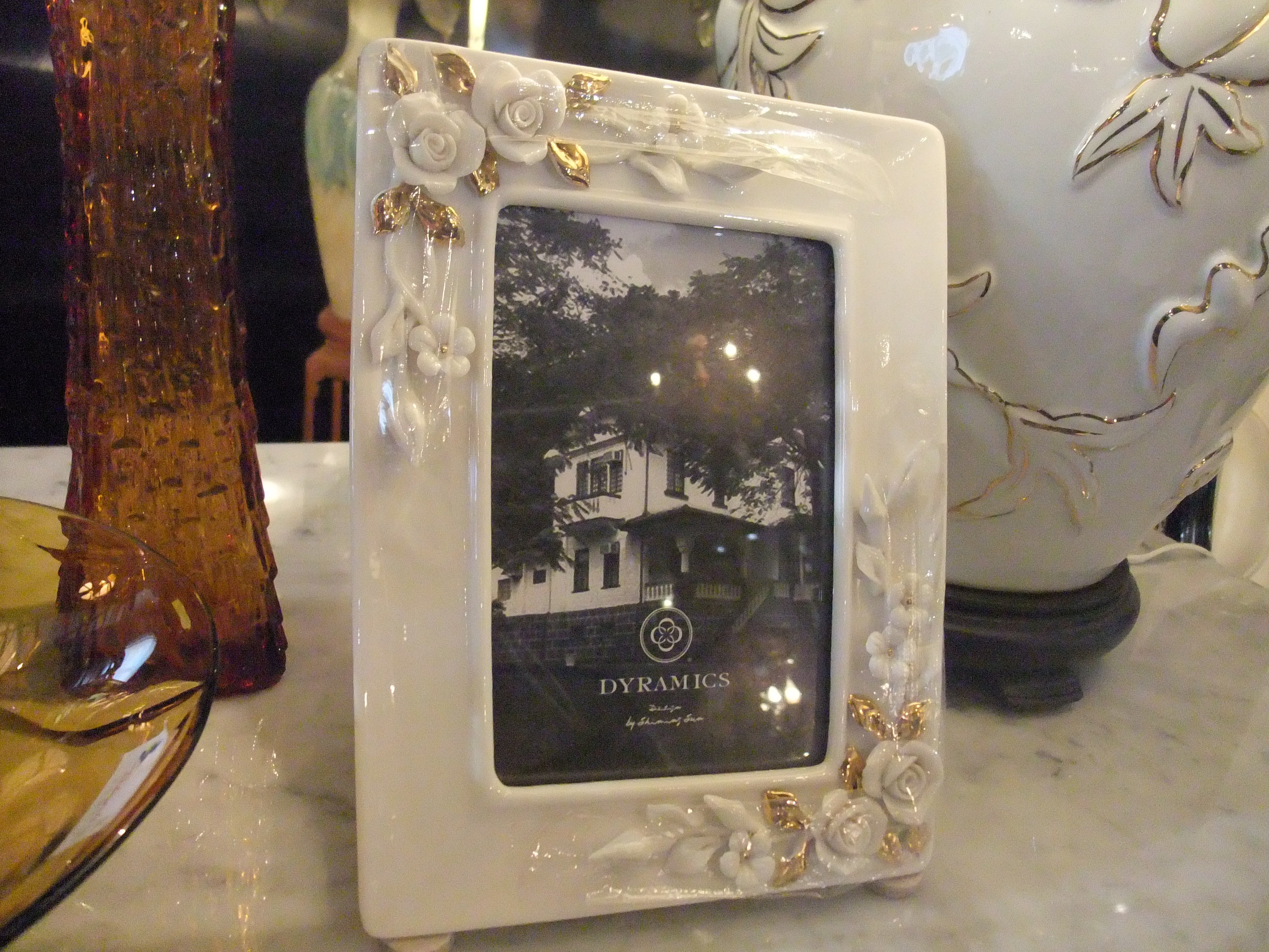 Porcelain golden flower photo frame