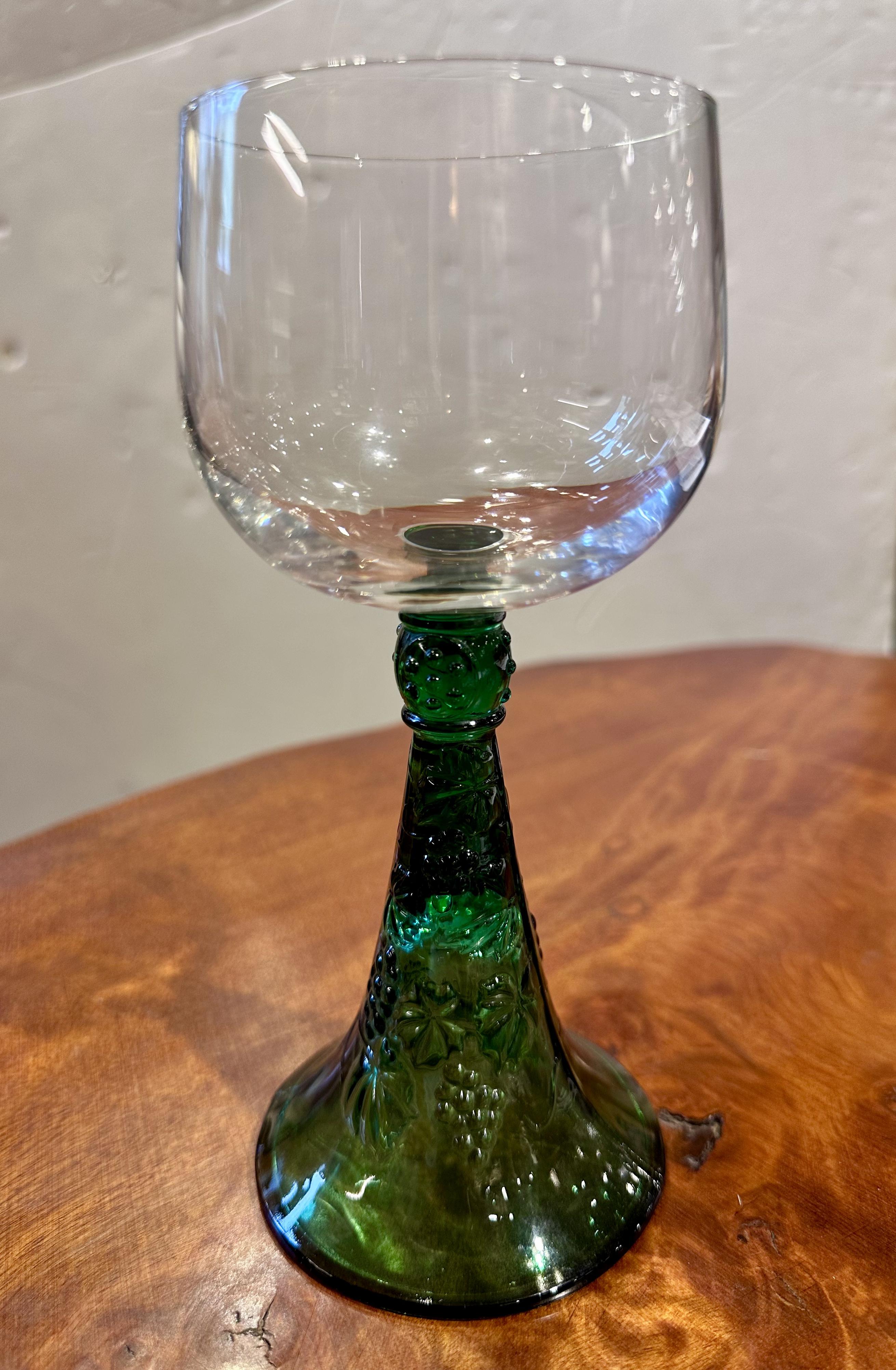 Garden wine glass with green trumpet base 120ml