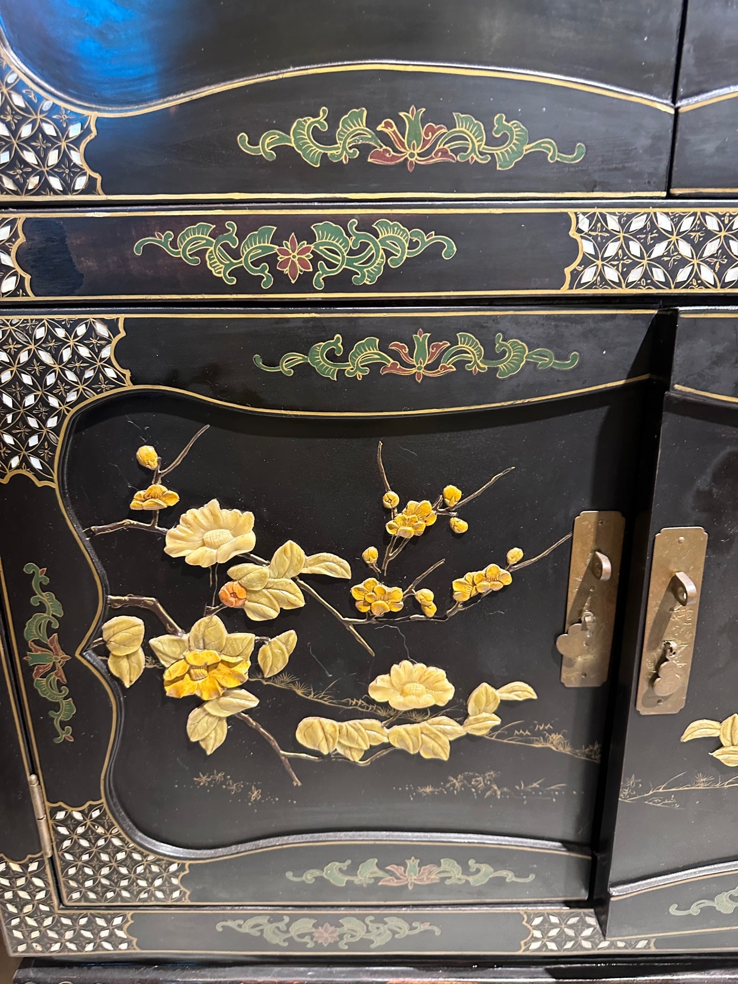 Ladies in the park Jade cabinet