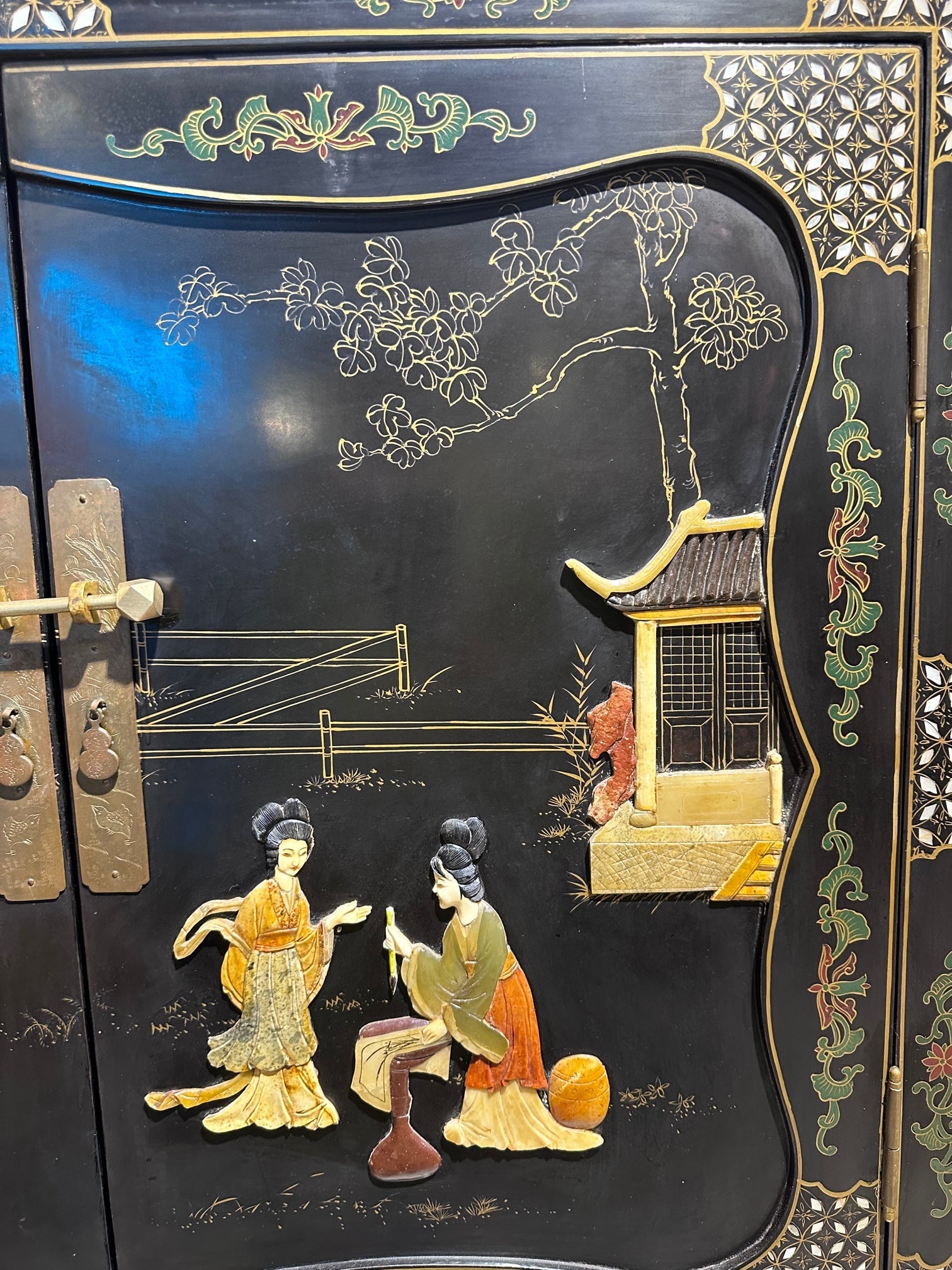 Ladies in the park Jade cabinet