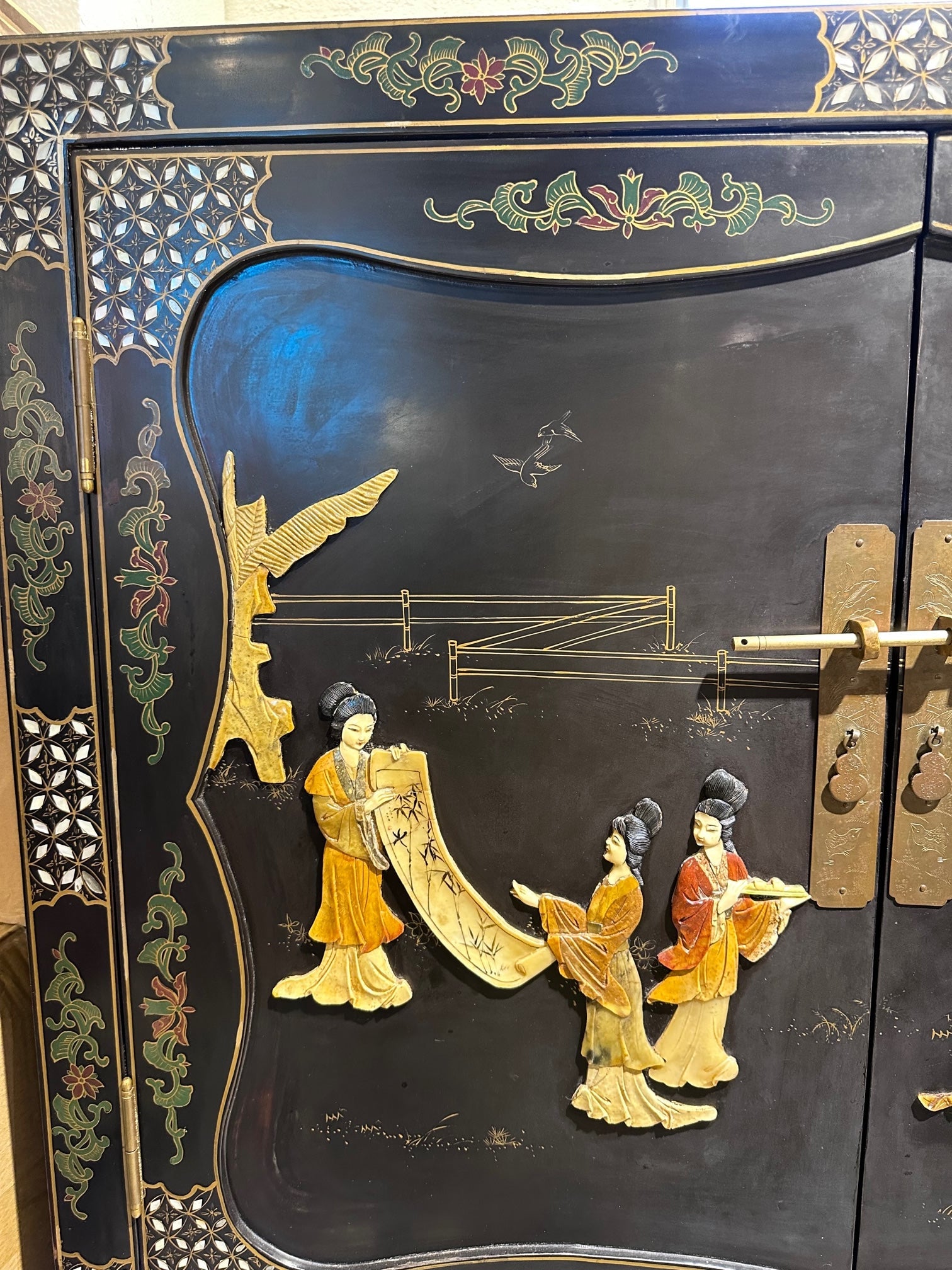 Ladies in the park Jade cabinet