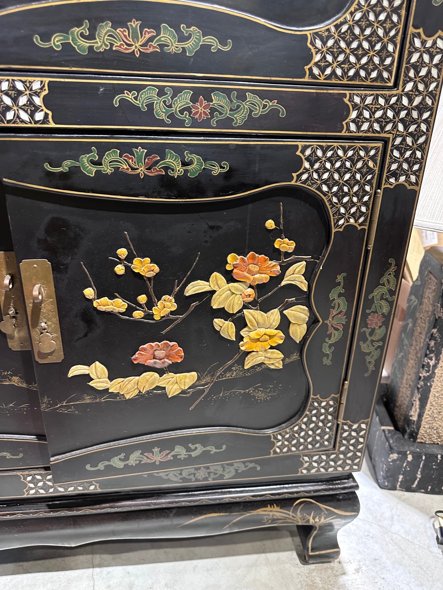 Ladies in the park Jade cabinet