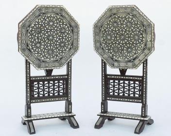 Paire De Tables Pliantes Nacre