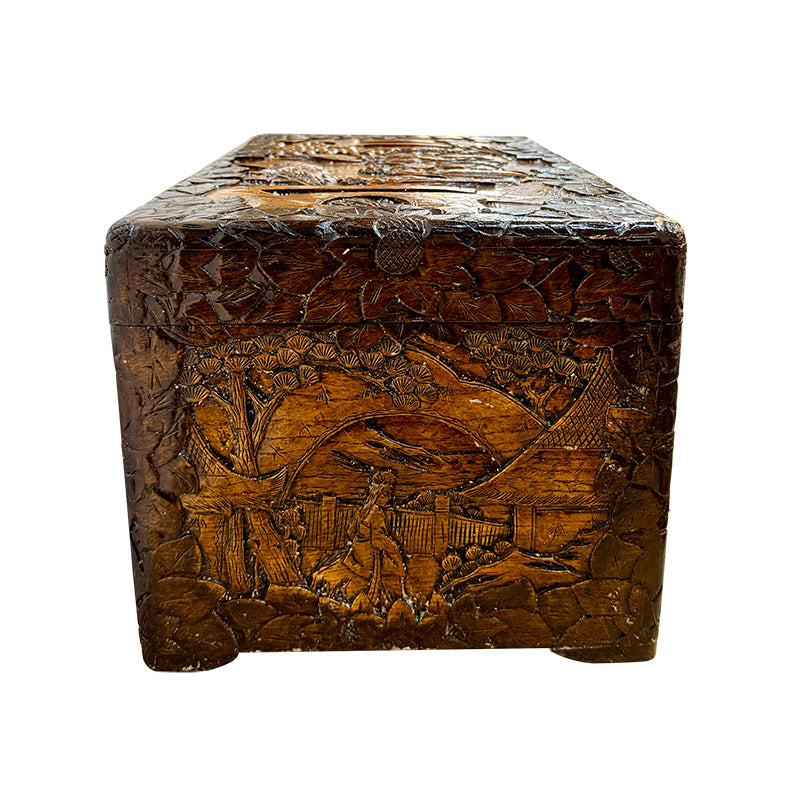 古精工雕芸香樟木箱中