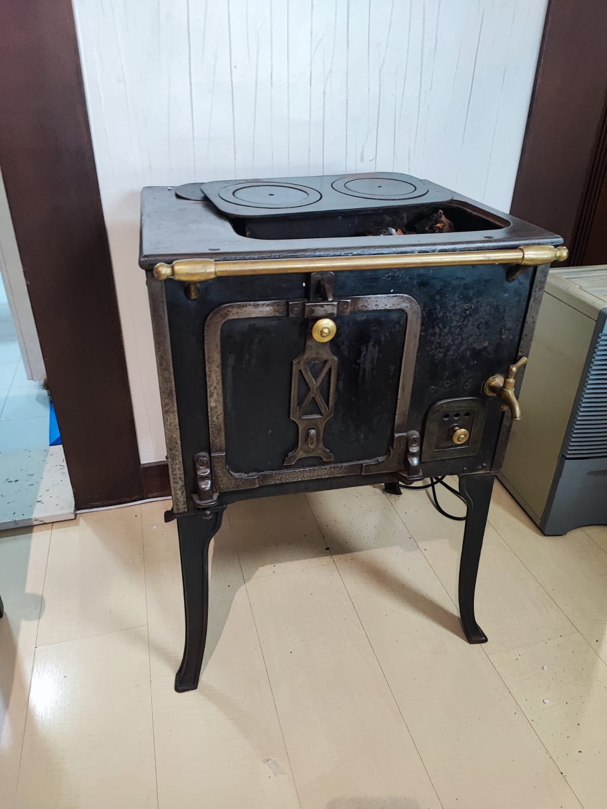 Tsuen Wan (荃灣)- Vintage brass/cast iron stove