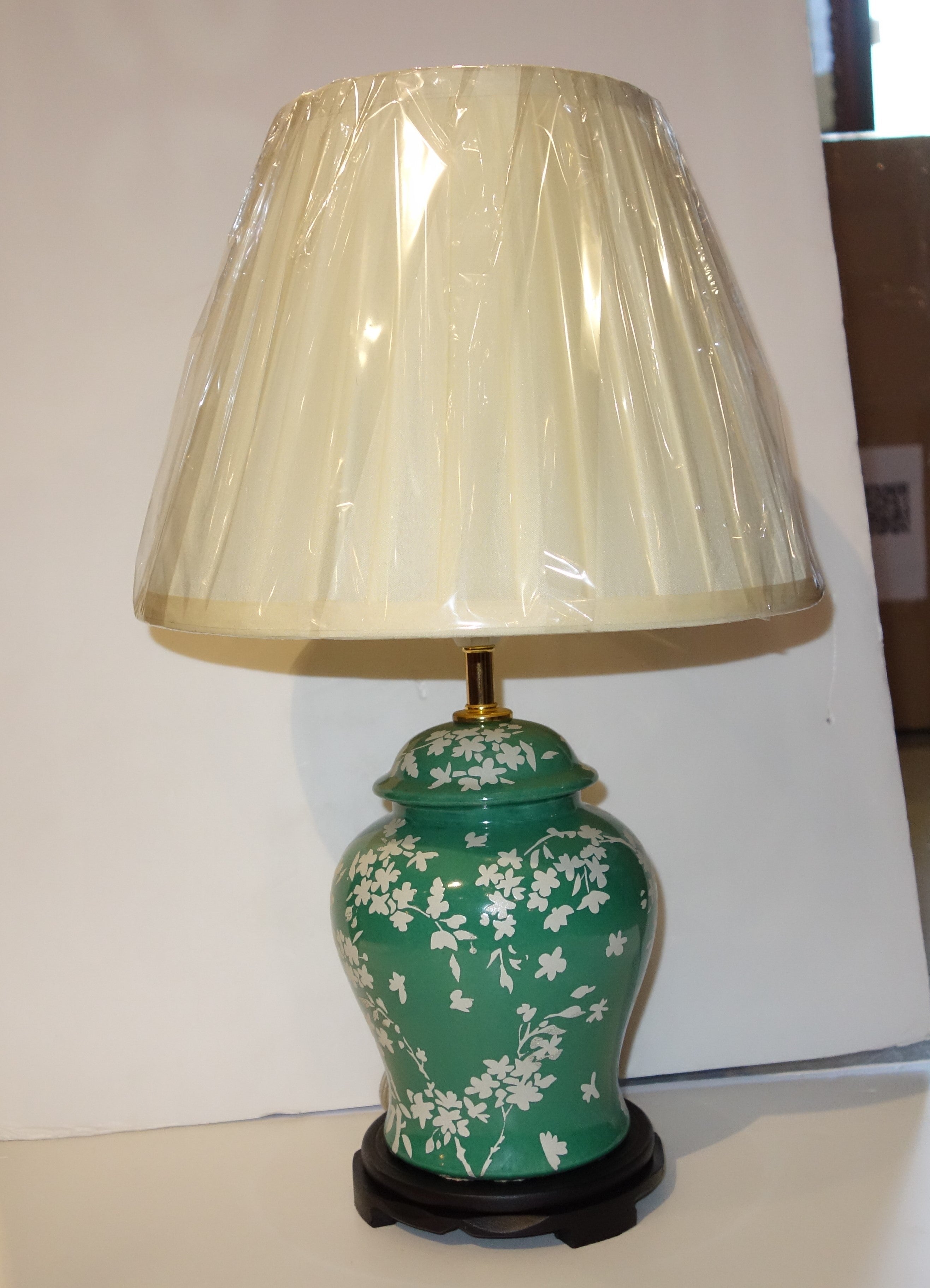 Vintage Ceramic porcelain chinese lamp hk