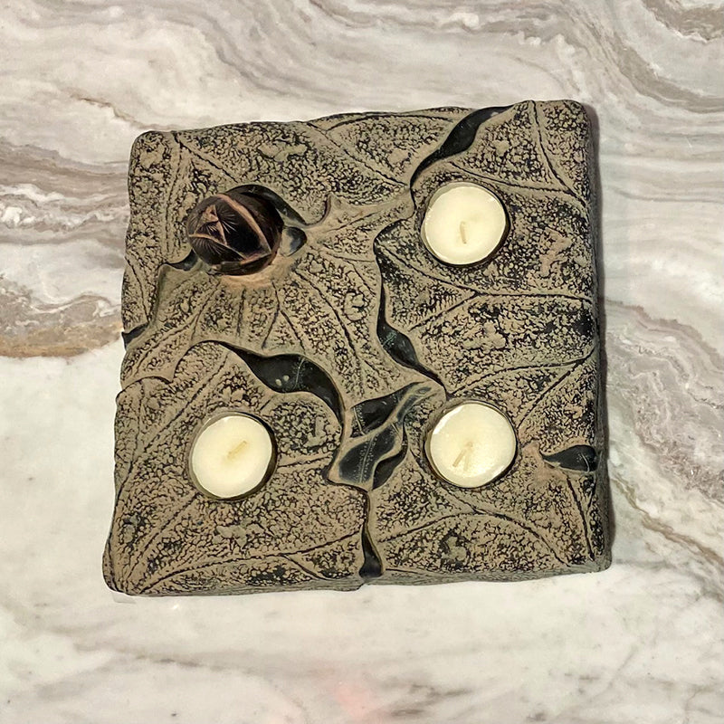 Candle holder w/lotus flower