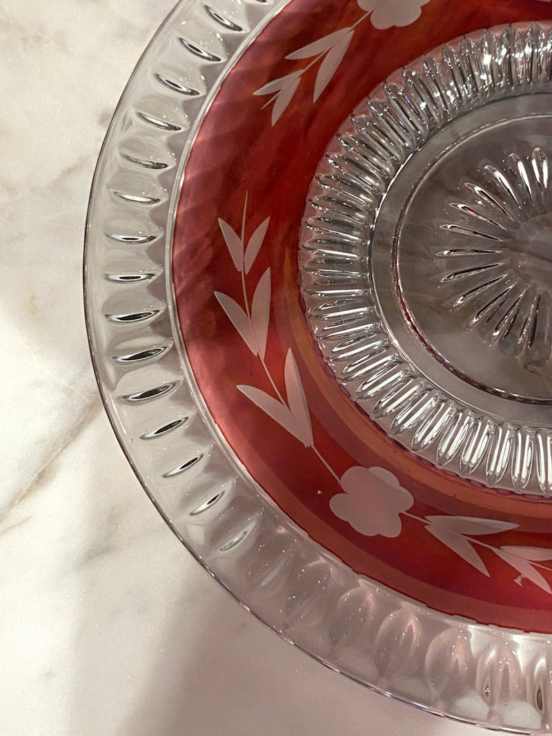 Crystal plate in decorative engraving