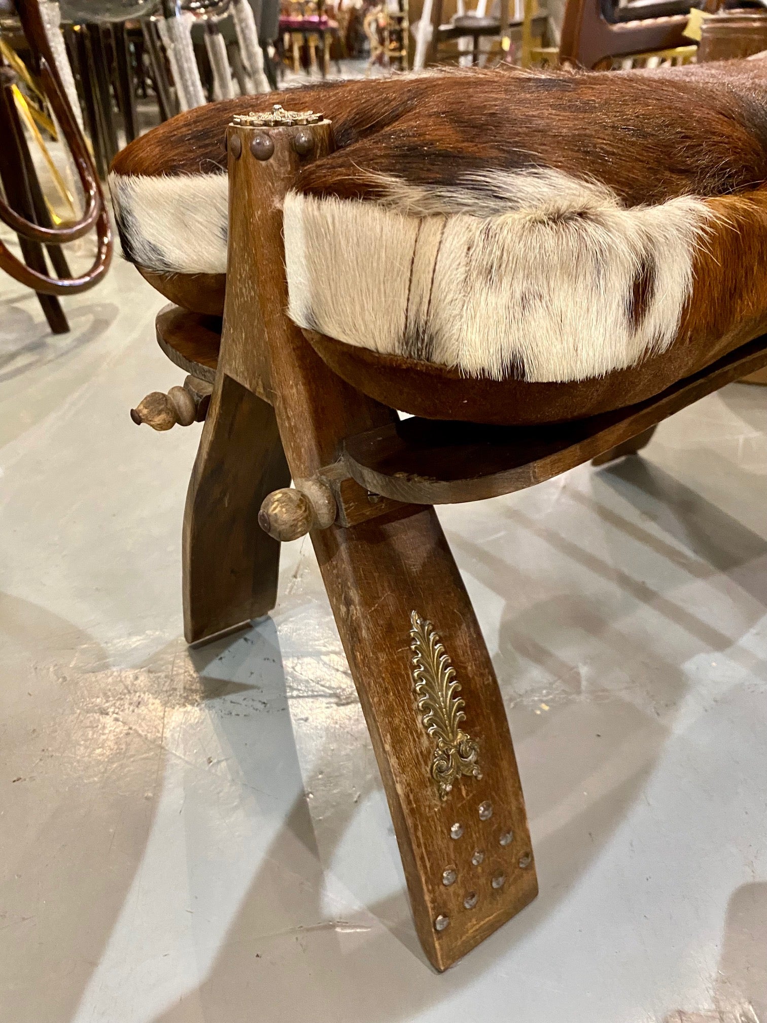 Camel back saddle stool