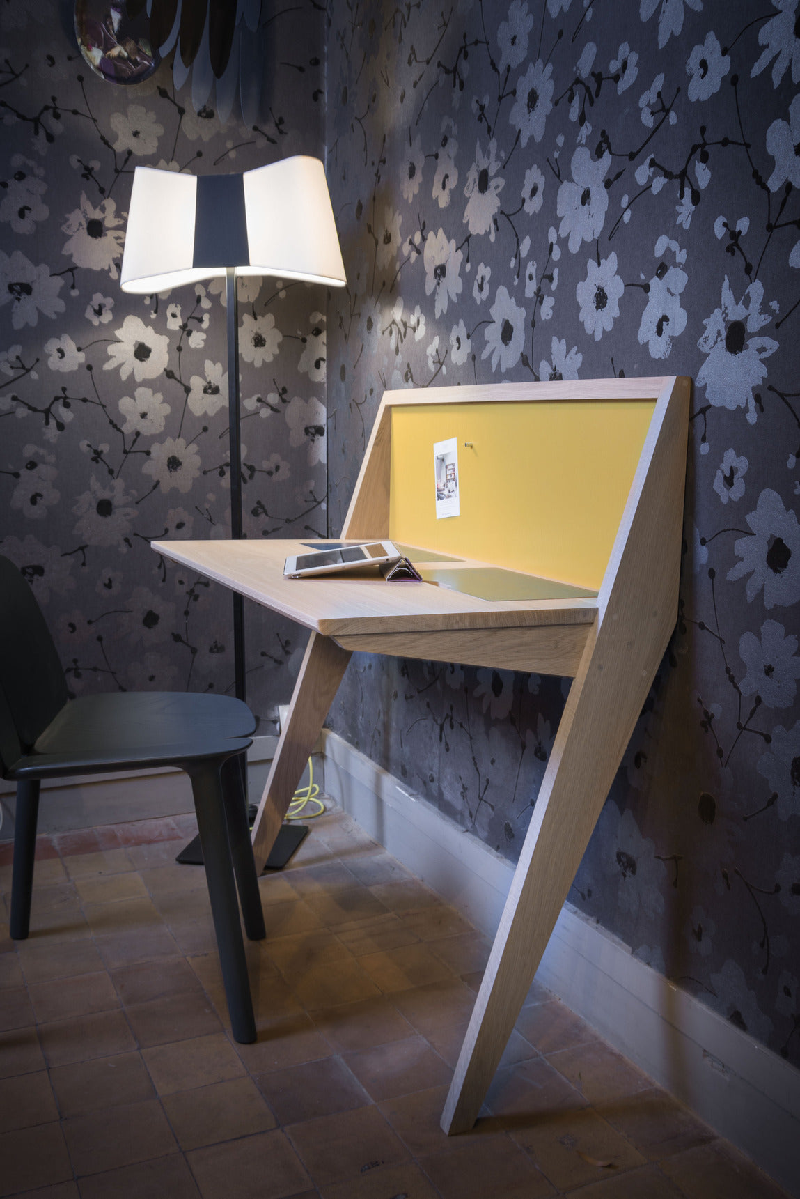 COMPAS desk small places slick modern design, france Druget Labo hidden drawers