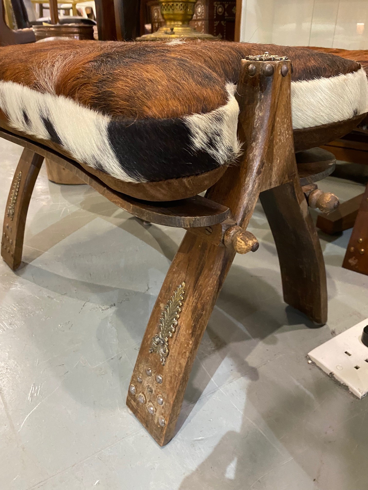 Camel back saddle stool
